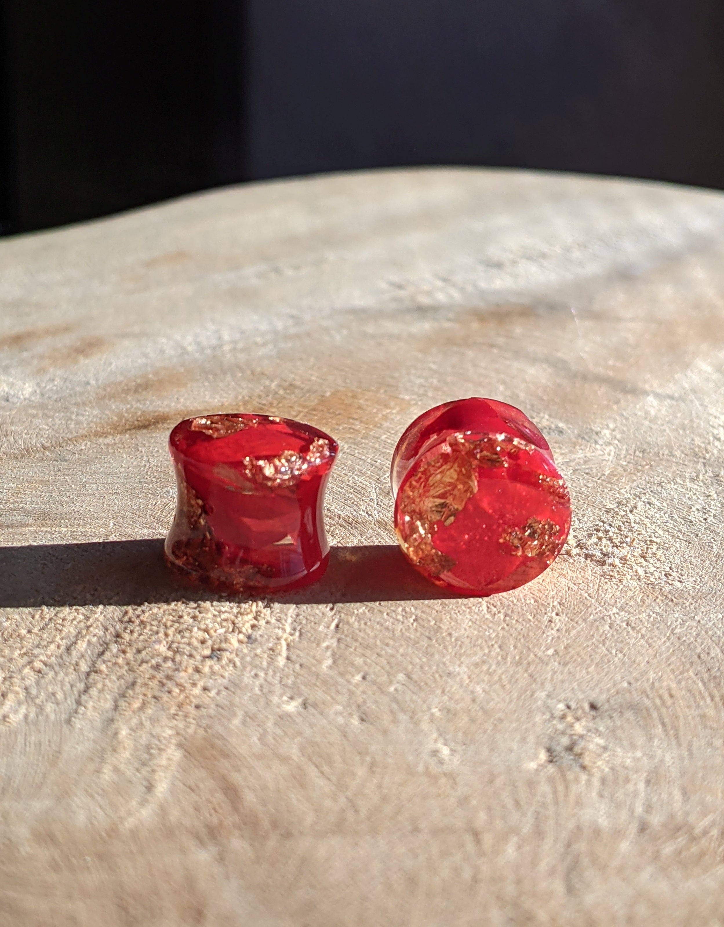 Boucles d'oreilles clous en résine cuivre motif feuille de tulipe rouge