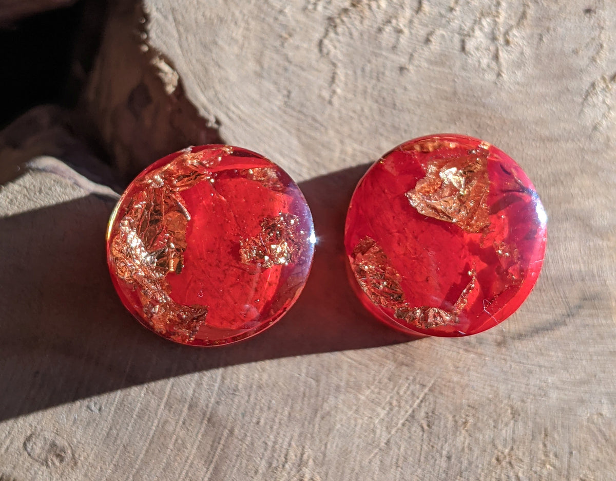 Nature inspired resin ear plugs with red tulip petals EL-Creations