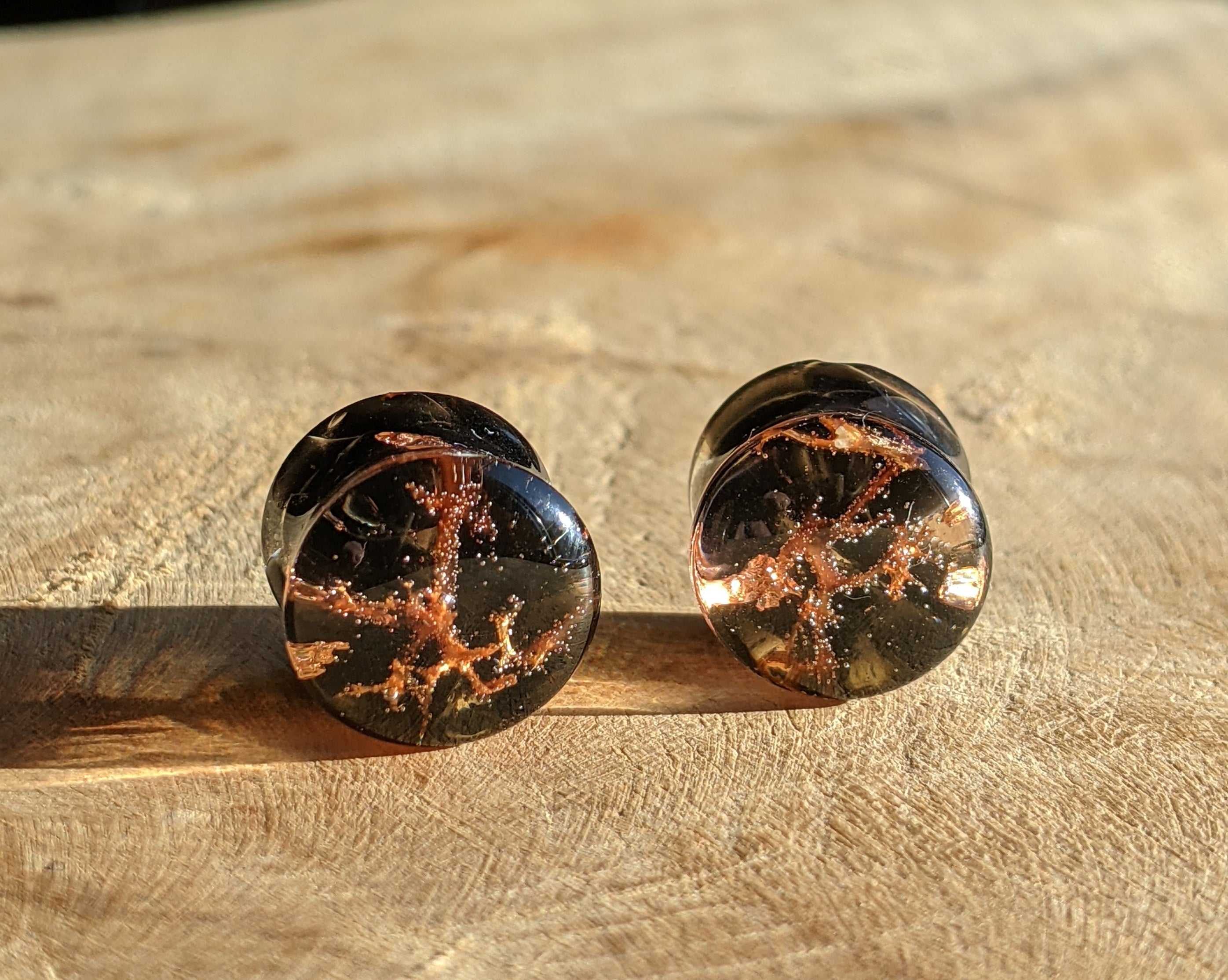 Boucles d'oreilles clous en résine avec mousse d'obsidienne et cuivre