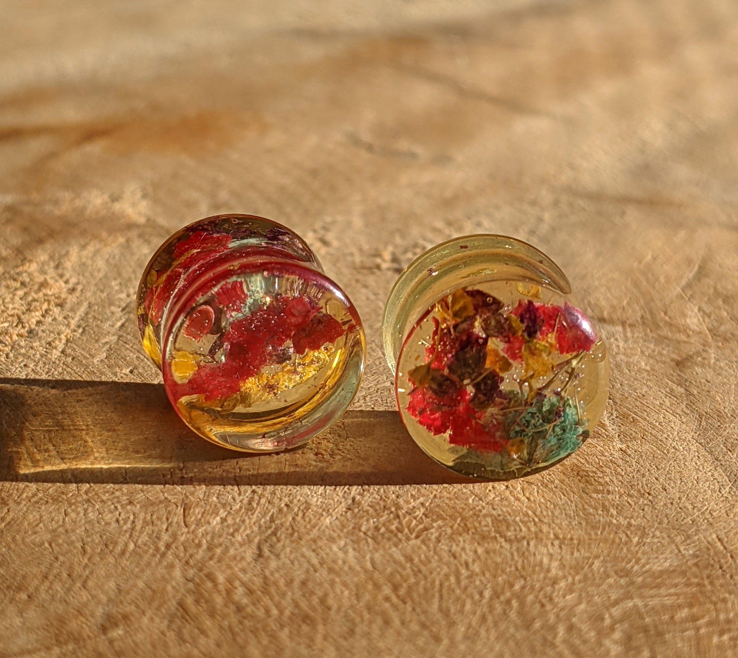 Boucles d'oreilles clous en résine avec fleurs pressées multicolores