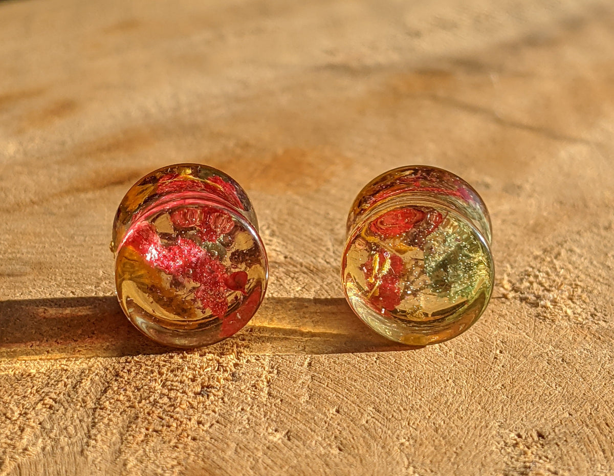 Botanical resin plug earrings with real flower details EL-Creations