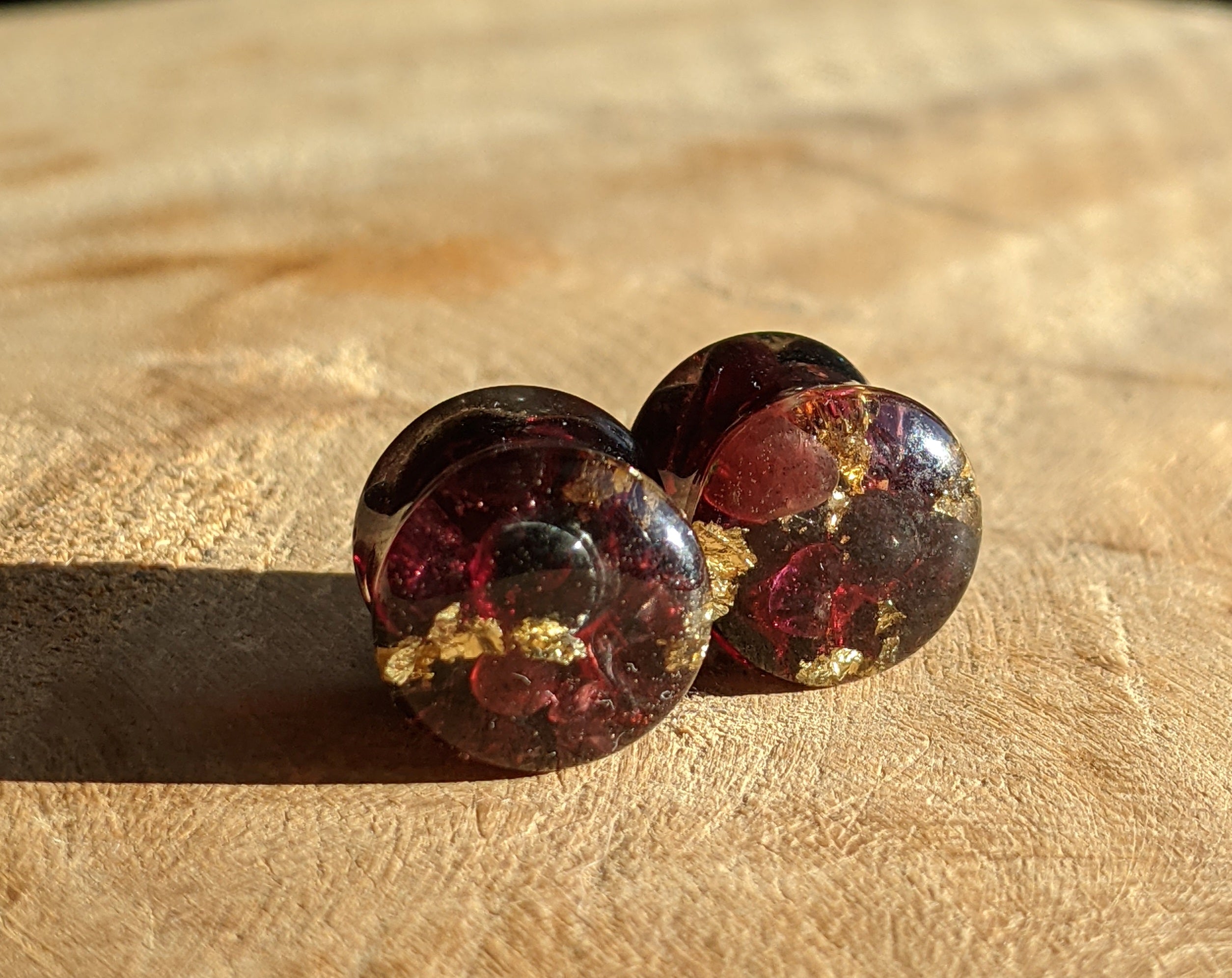 Boucles d'oreilles clous en résine grenat doré