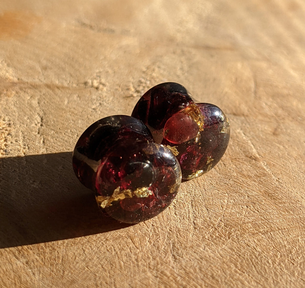 Boucles d'oreilles clous en résine grenat doré