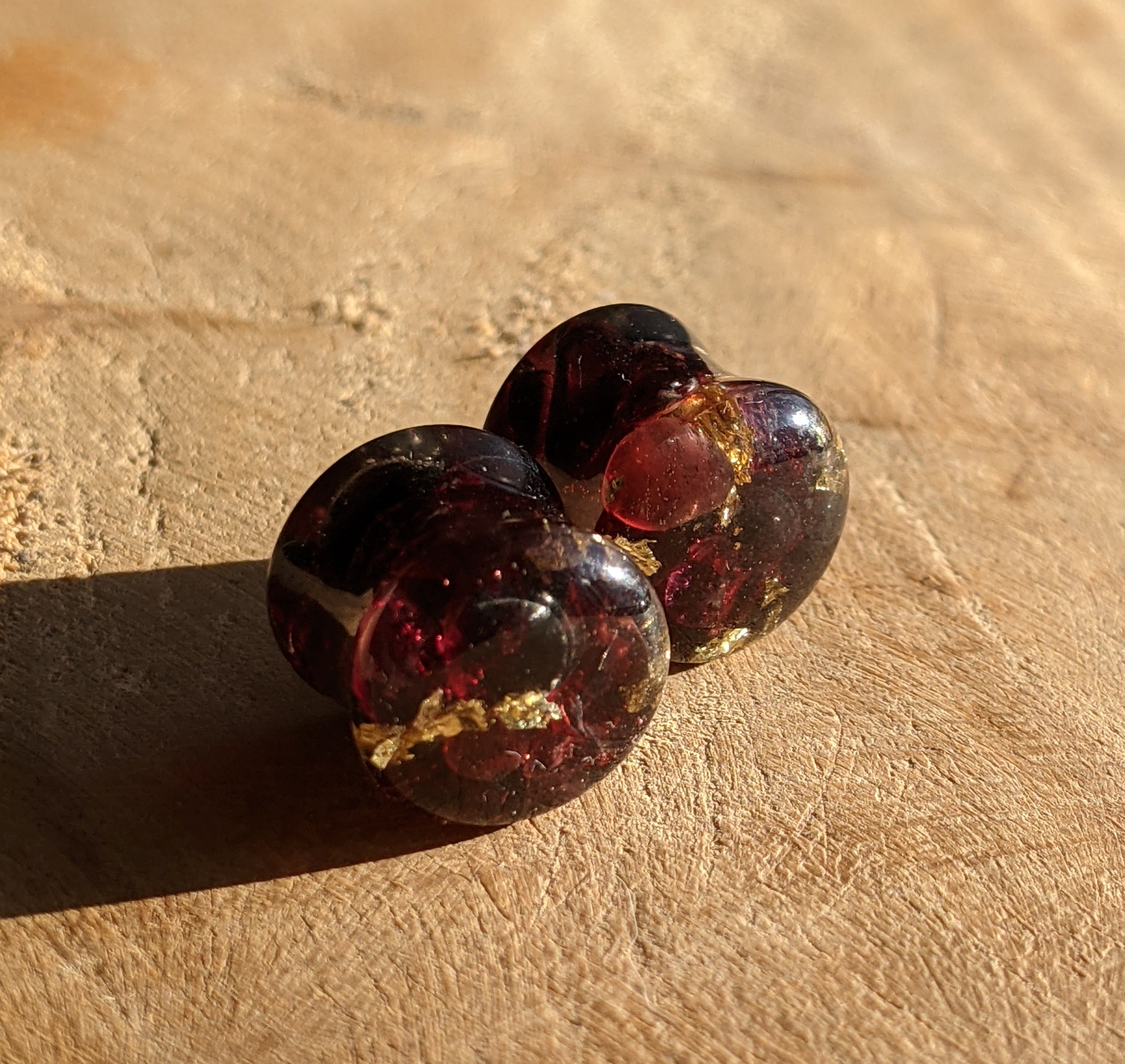 Boucles d'oreilles clous en résine grenat doré