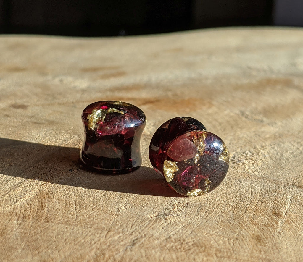 Boucles d'oreilles clous en résine grenat doré