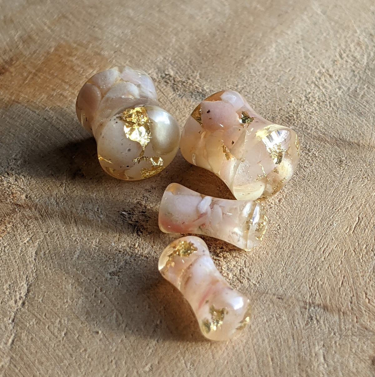 Rose quartz resin ear plugs with pink crystal design - EL-Creations