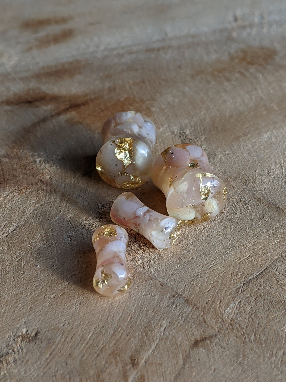 Elegant rose quartz ear plugs in resin - EL-Creations