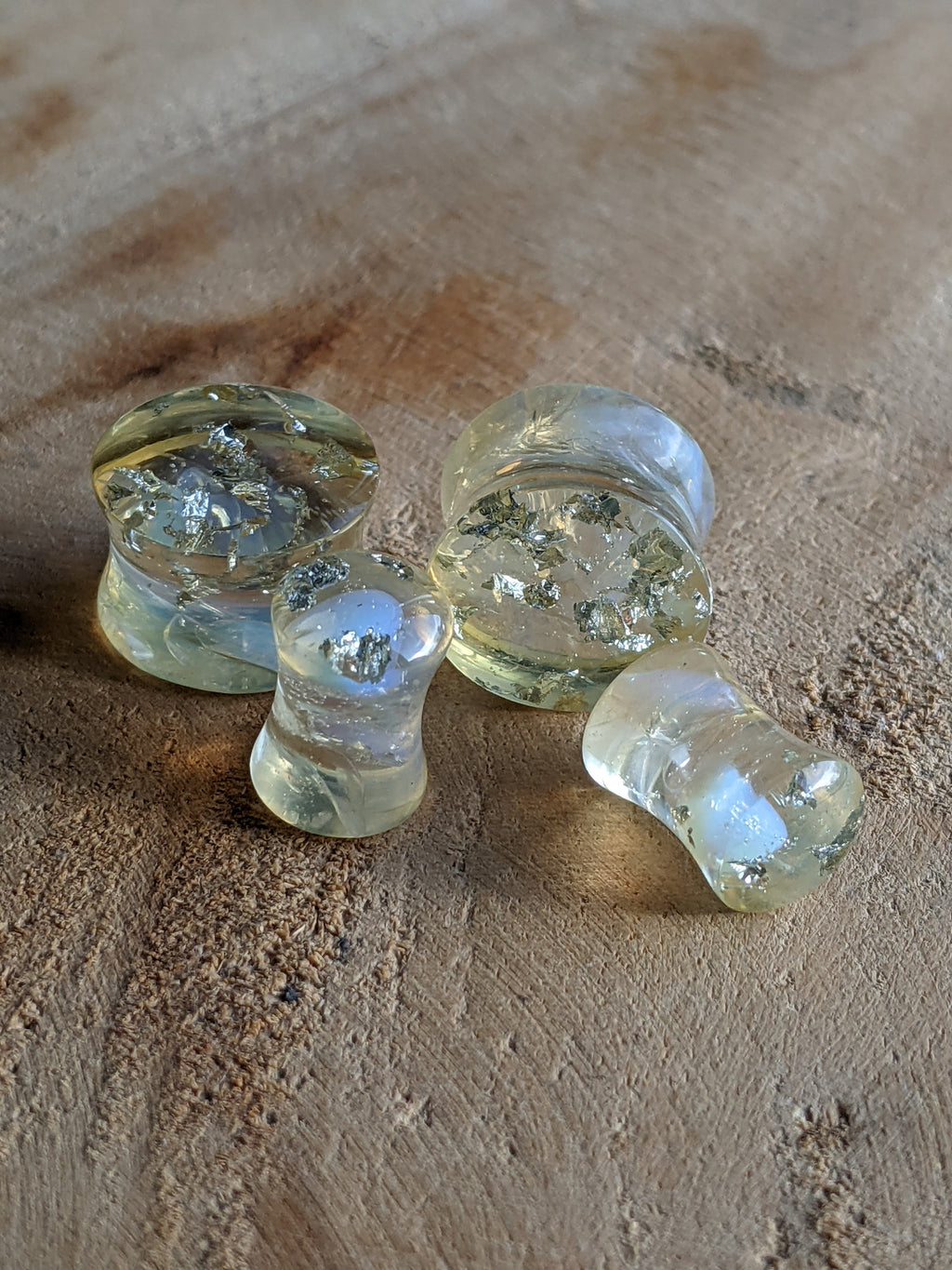 Boucles d'oreilles clous en résine et pierre de lune argentée