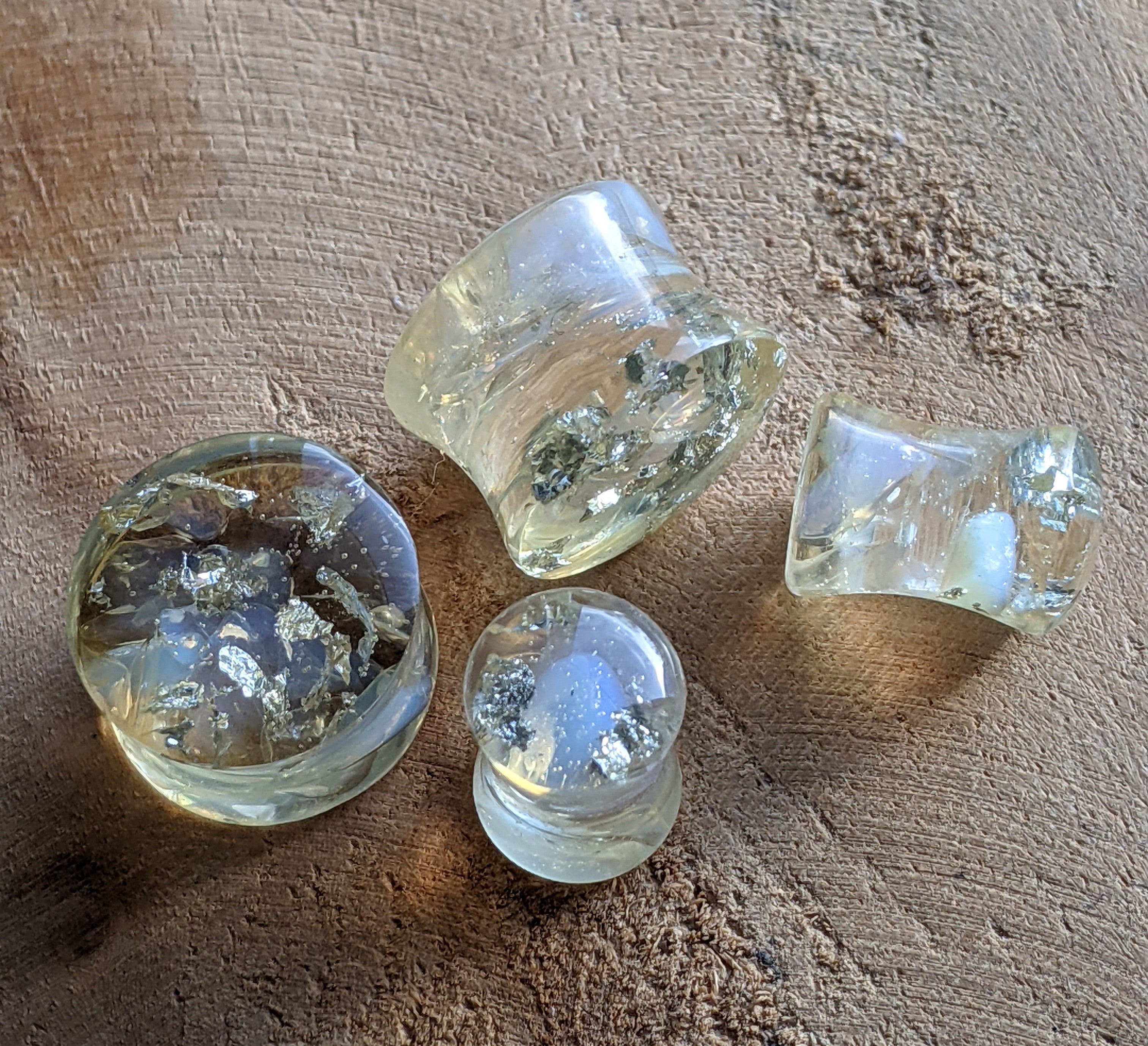 Boucles d'oreilles clous en résine et pierre de lune argentée