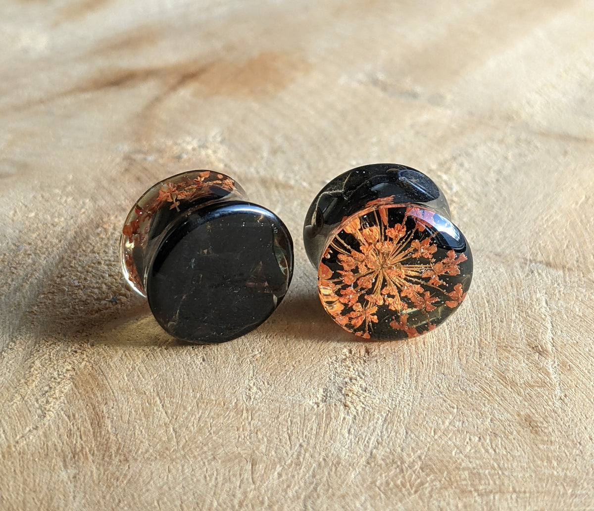 Crystal clear resin ear plugs with black onyx and flowers - EL-Creations