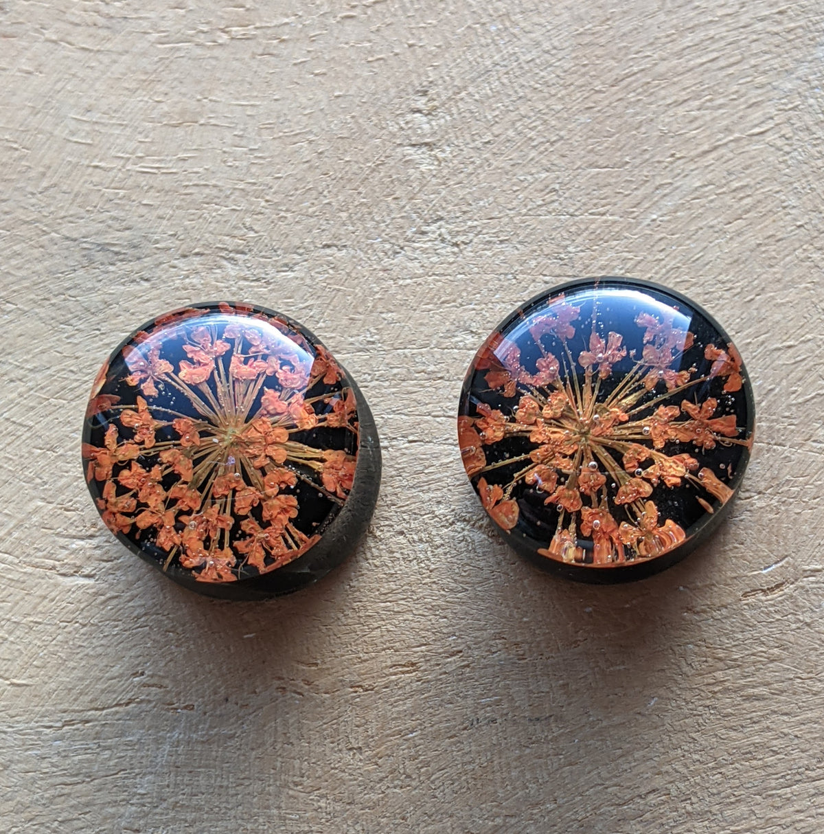 Handmade resin ear plugs with orange flowers and black onyx - EL-Creations