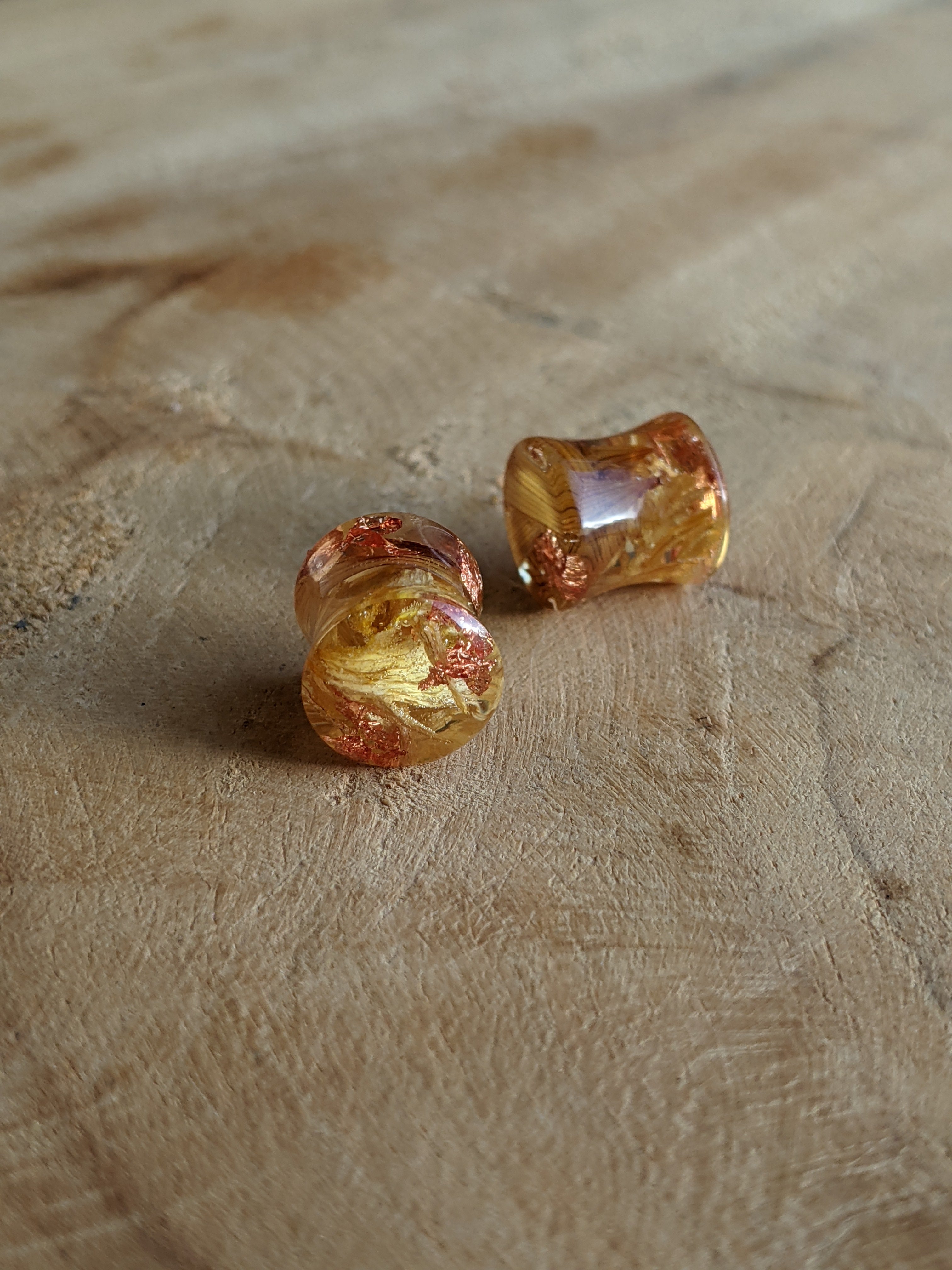 Boucles d'oreilles clous en résine avec feuille de tournesol en cuivre