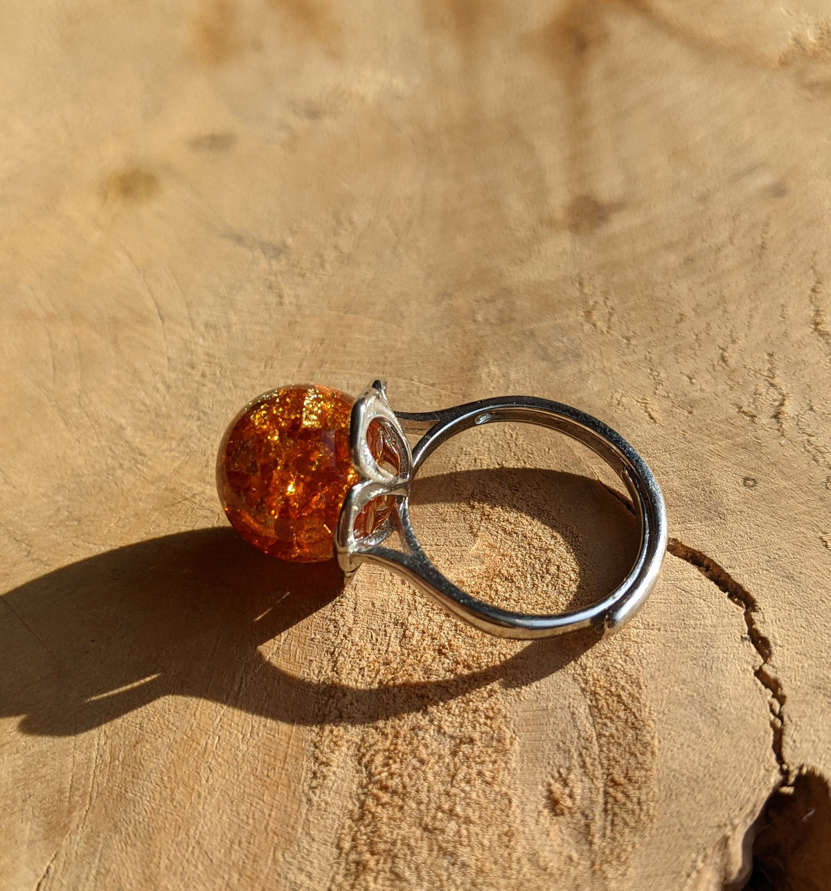 Amber resin ring worn on finger – statement jewelry handmade in Belgium – EL-CreationS