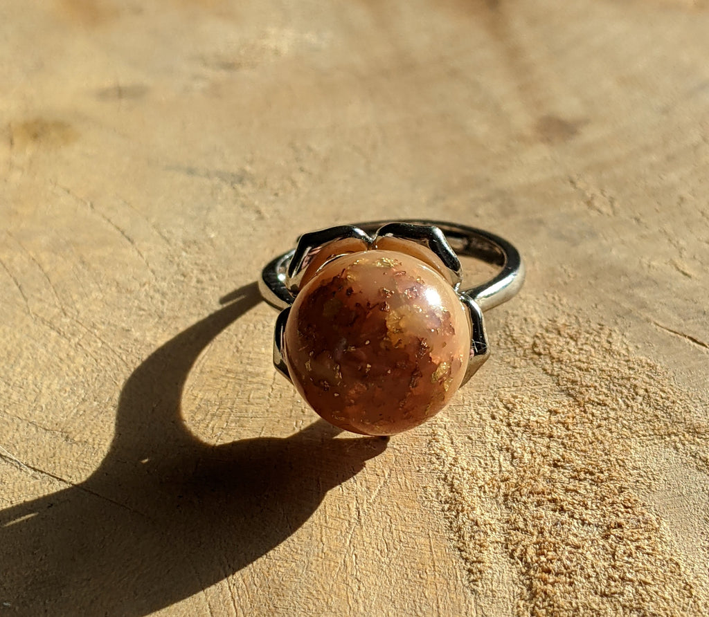 Bague caramel au lait, bague en résine laiteuse. Bague en argent sterling, bague boule, bague boule en argent, bague en résine.