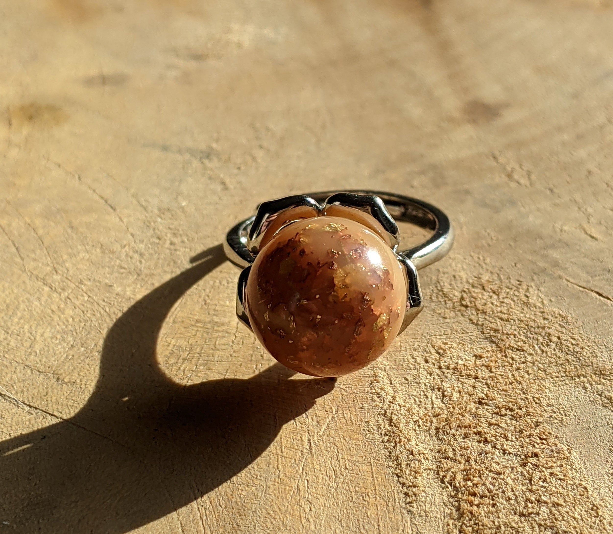 Bague caramel au lait, bague en résine laiteuse. Bague en argent sterling, bague boule, bague boule en argent, bague en résine.