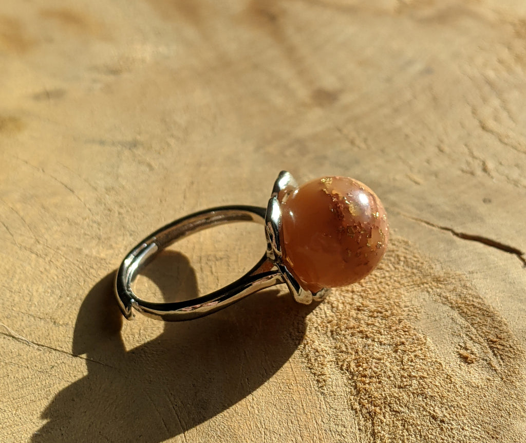 Bague caramel au lait, bague en résine laiteuse. Bague en argent sterling, bague boule, bague boule en argent, bague en résine.