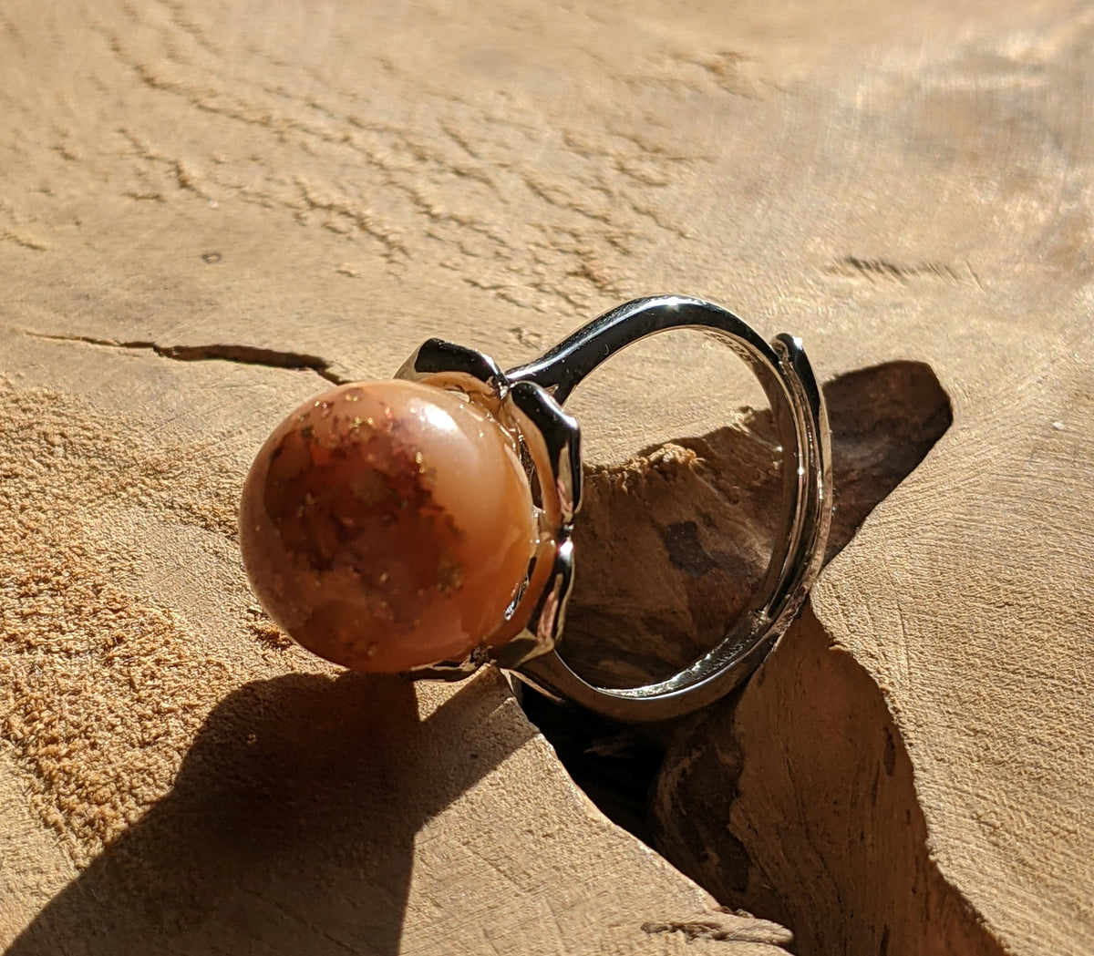 Caramel resin ring worn on finger – statement jewelry handmade in Belgium – EL-CreationS