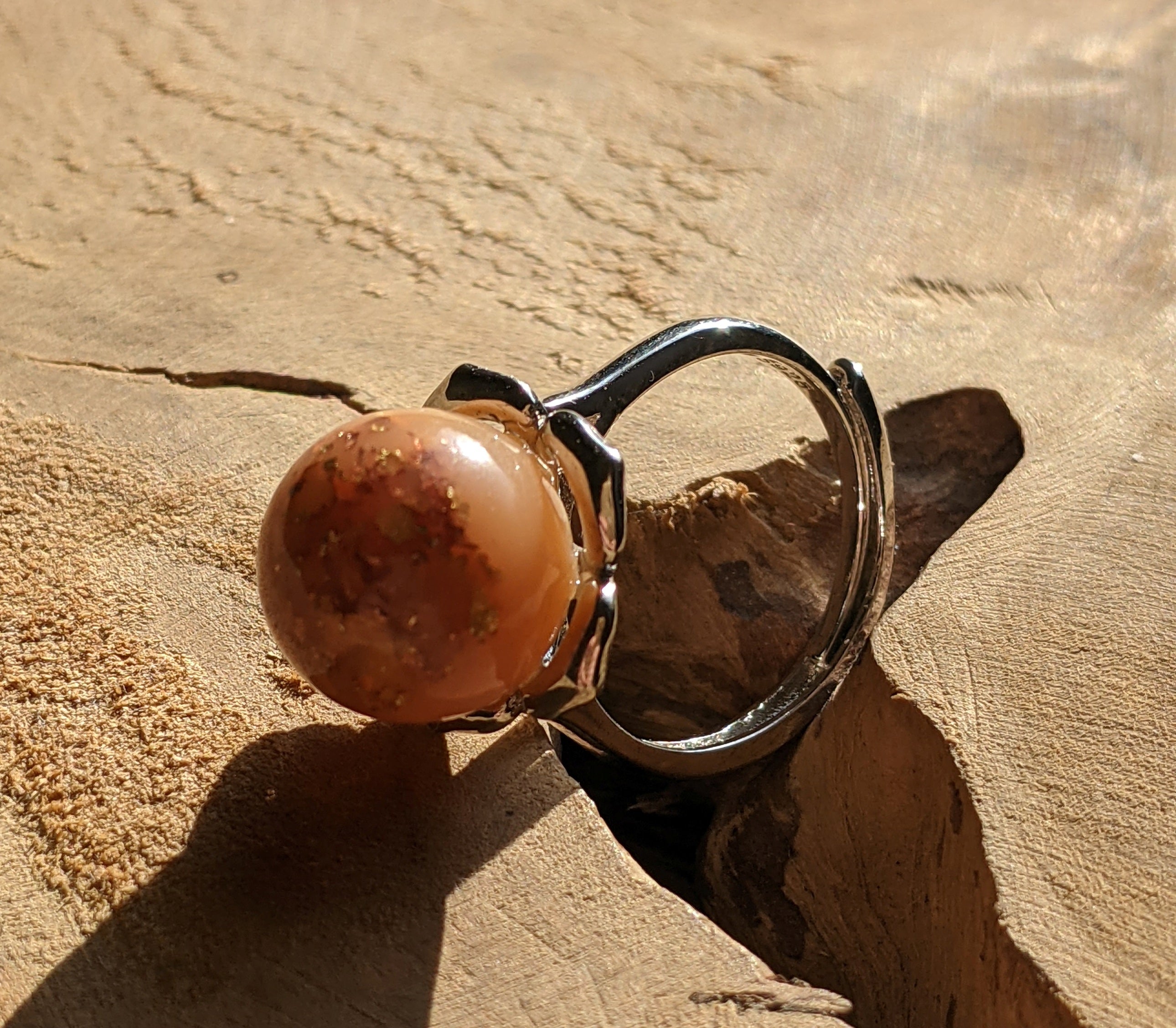 Bague caramel au lait, bague en résine laiteuse. Bague en argent sterling, bague boule, bague boule en argent, bague en résine.