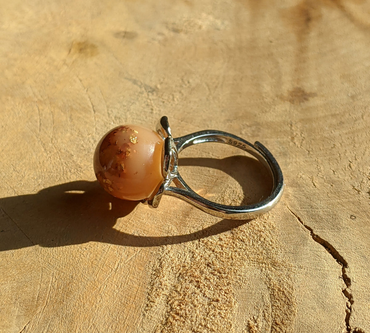 Close-up of milky caramel resin sphere – warm tones with copper flakes – EL-CreationS