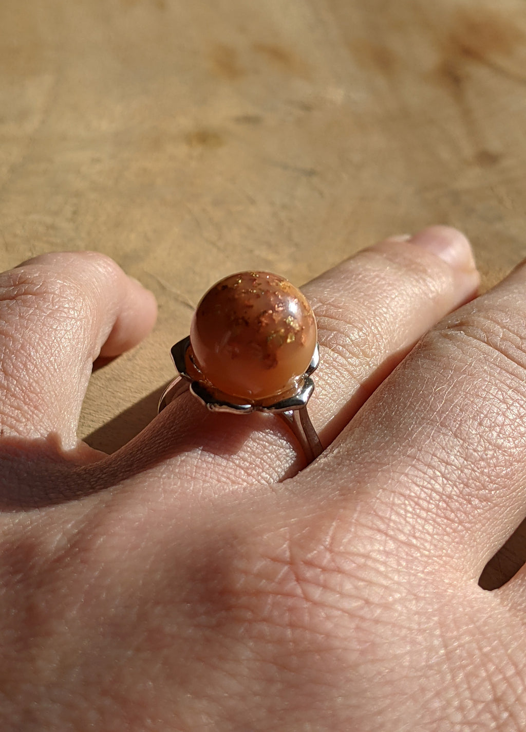 Bague caramel au lait, bague en résine laiteuse. Bague en argent sterling, bague boule, bague boule en argent, bague en résine.