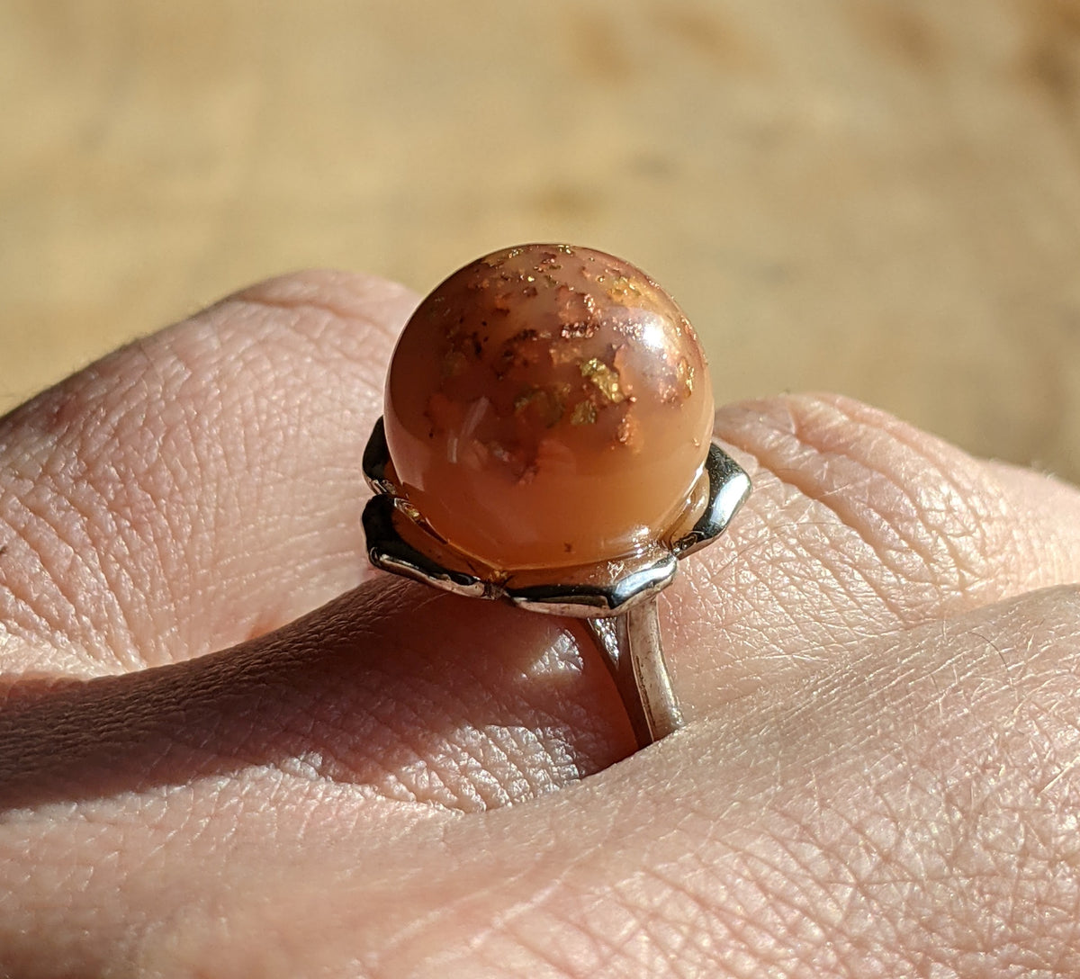 Caramel resin sphere ring top view – creamy brown tones with gold flakes – EL-CreationS