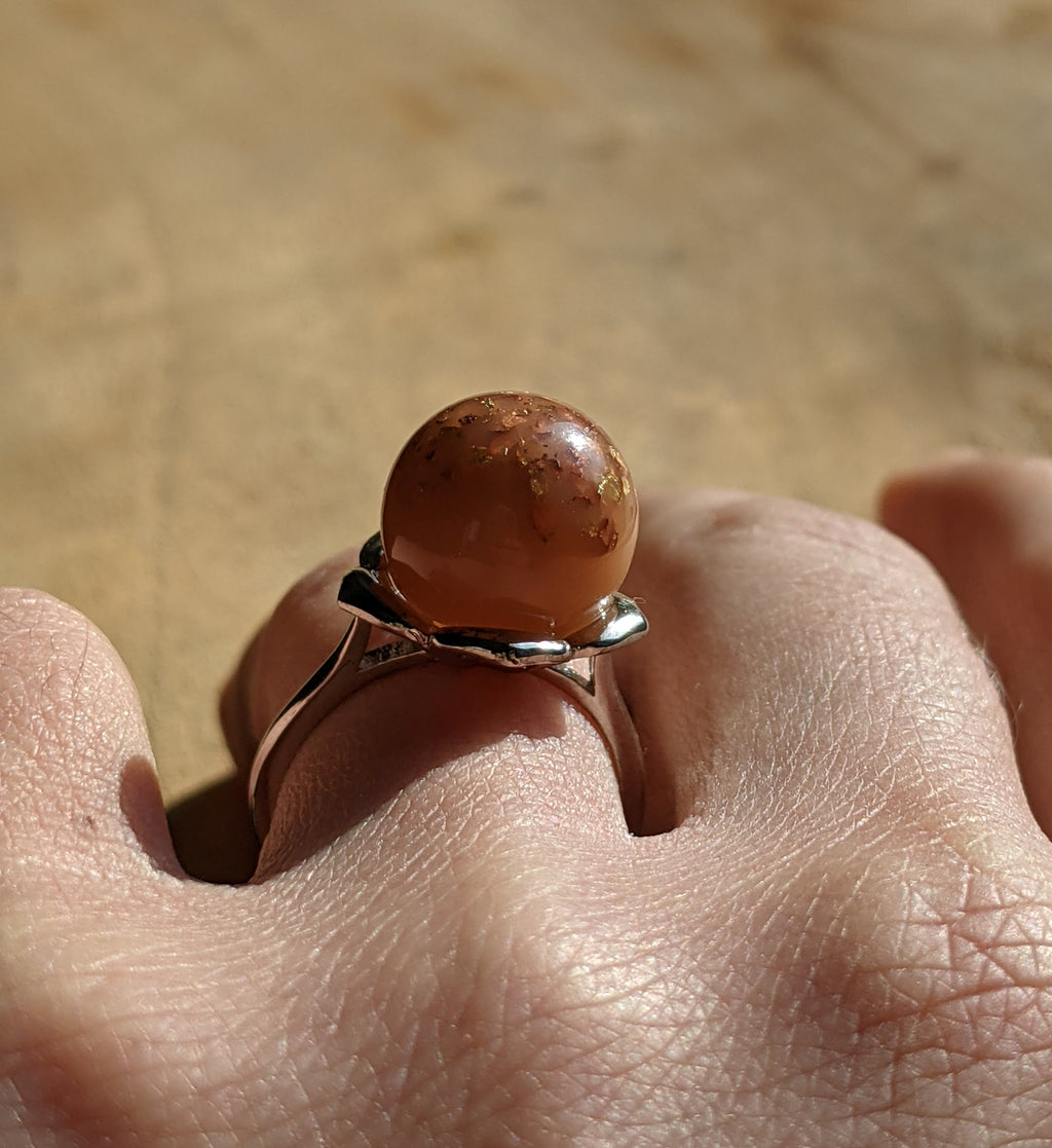 Bague caramel au lait, bague en résine laiteuse. Bague en argent sterling, bague boule, bague boule en argent, bague en résine.