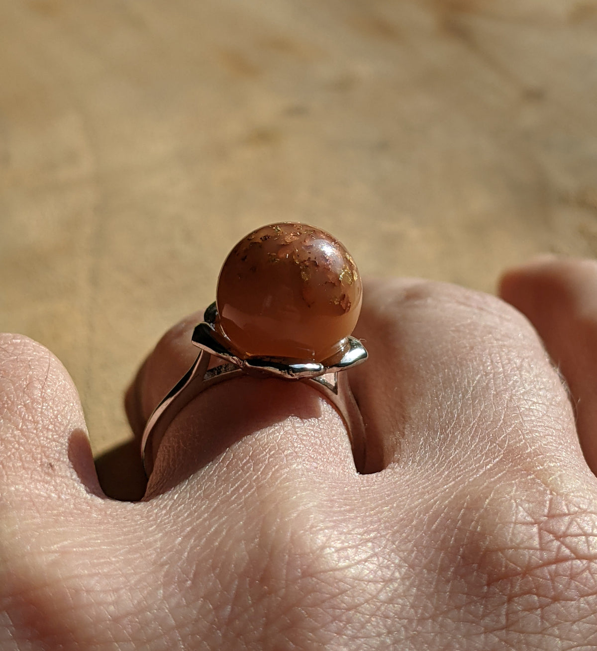 Unique milky resin ball ring – caramel tones, handmade in Belgium – EL-CreationS