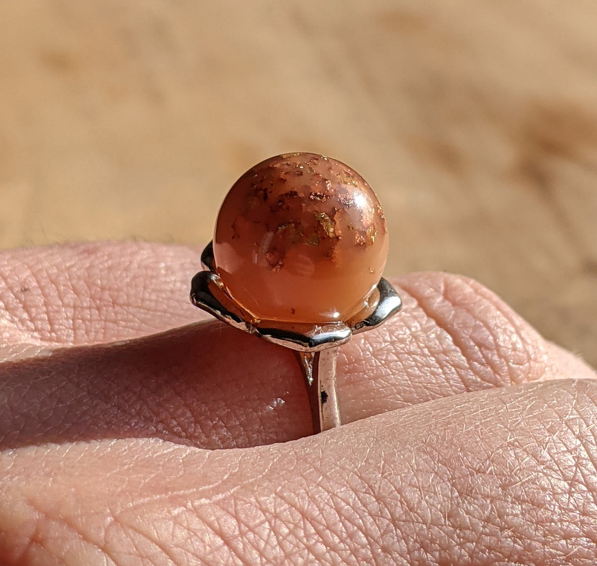 Caramel resin ring detail – warm brown sphere, adjustable silver band – EL-CreationS