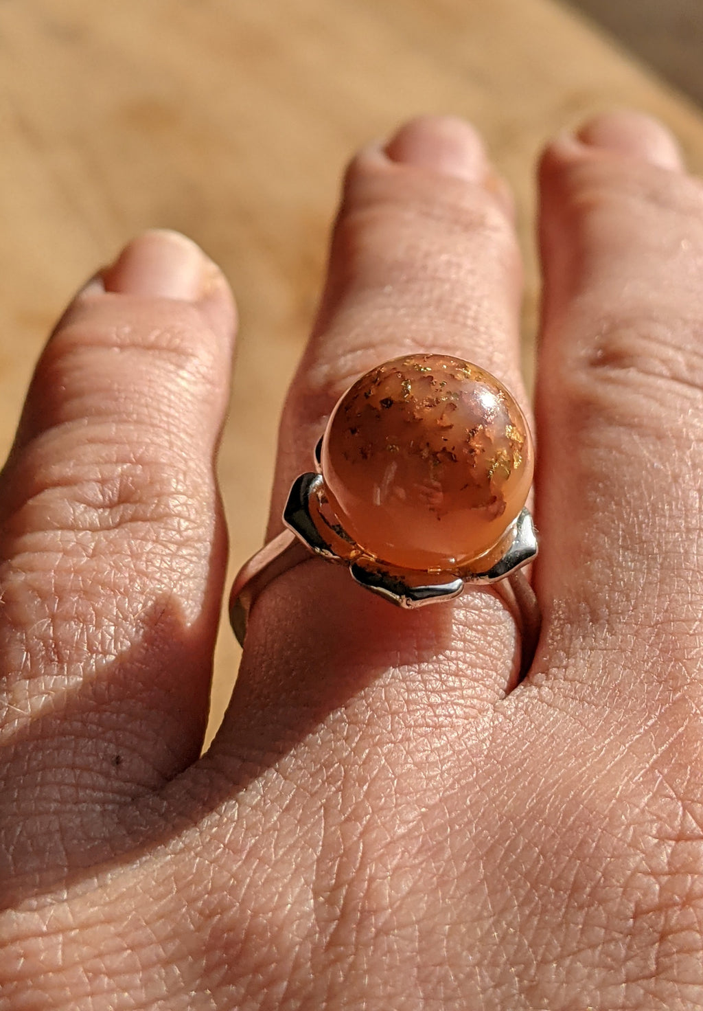Bague caramel au lait, bague en résine laiteuse. Bague en argent sterling, bague boule, bague boule en argent, bague en résine.