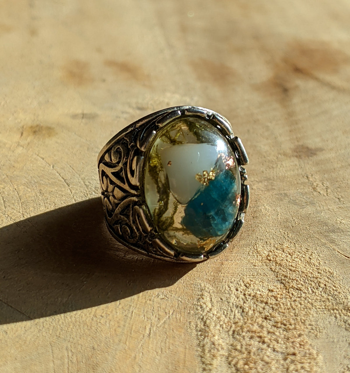 Blue tourmaline moss resin ring, top view — handmade botanical gemstone jewelry Belgium