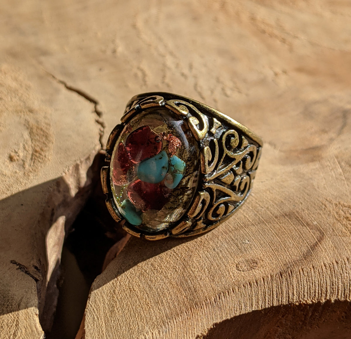 Garnet and turquoise moss resin ring top view, adjustable unisex jewelry handmade in Belgium