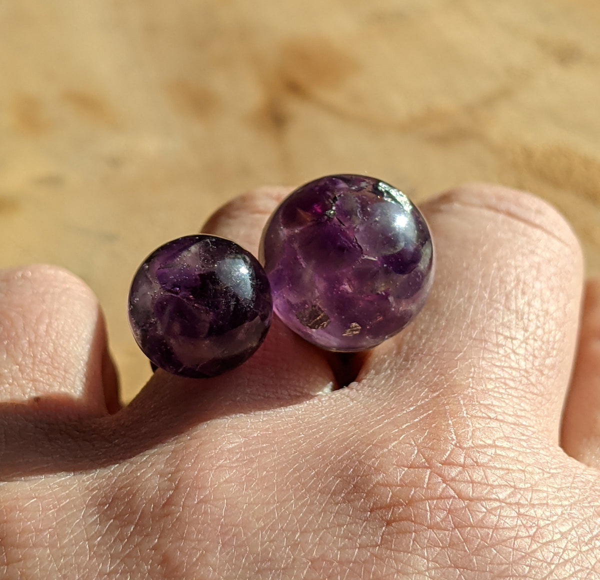 Amethyst resin sphere ring top view – purple gemstone, adjustable silver band – EL-CreationS