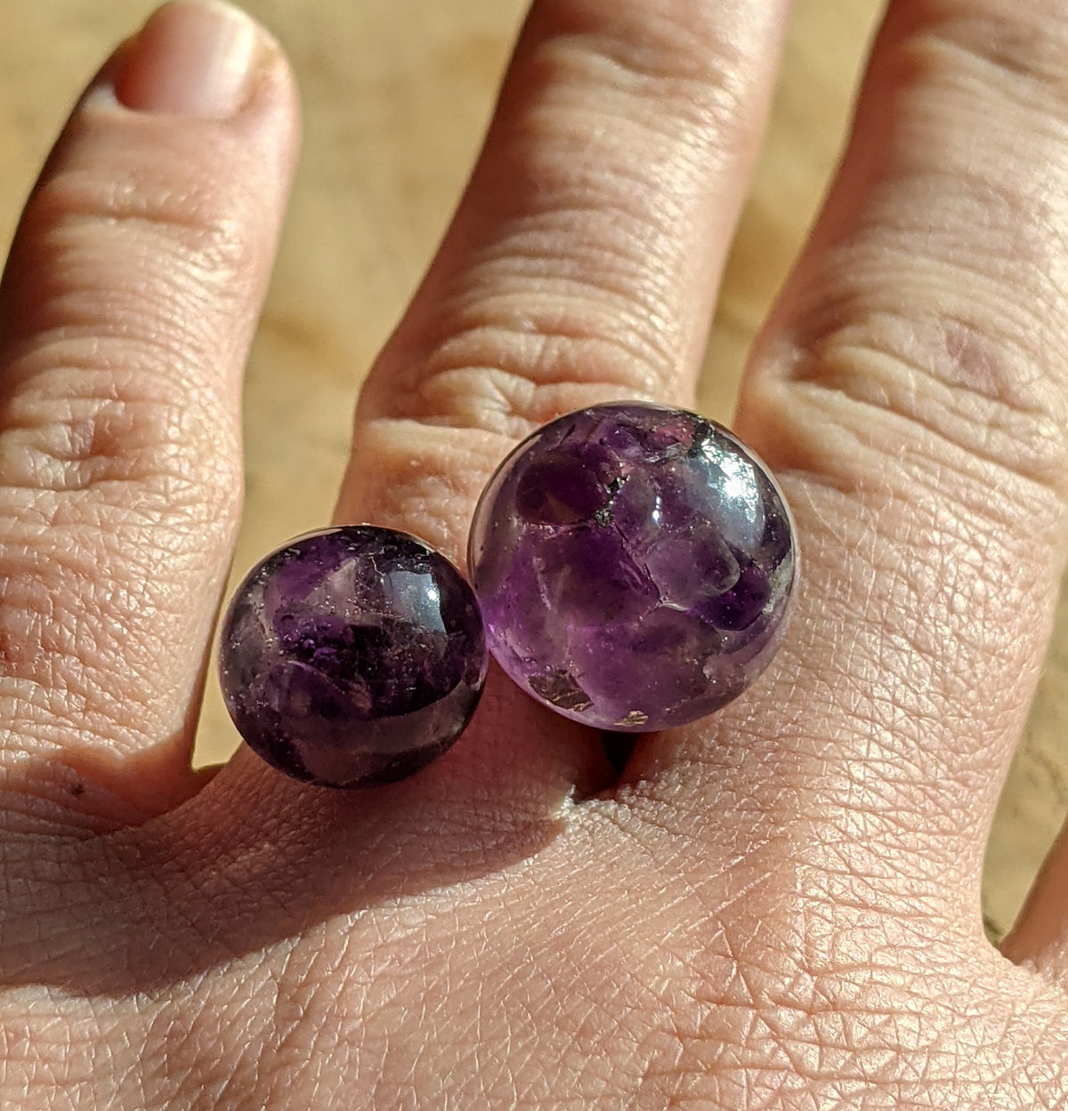 Amethyst resin ring worn on finger – Aquarius birthstone jewelry Belgium – EL-CreationS