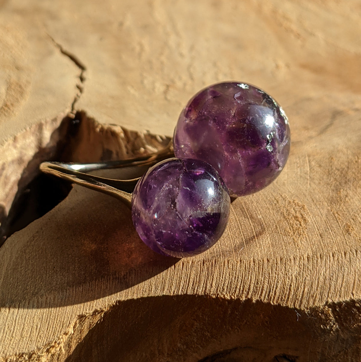 Close-up of real amethyst inside clear resin sphere ring – EL-CreationS