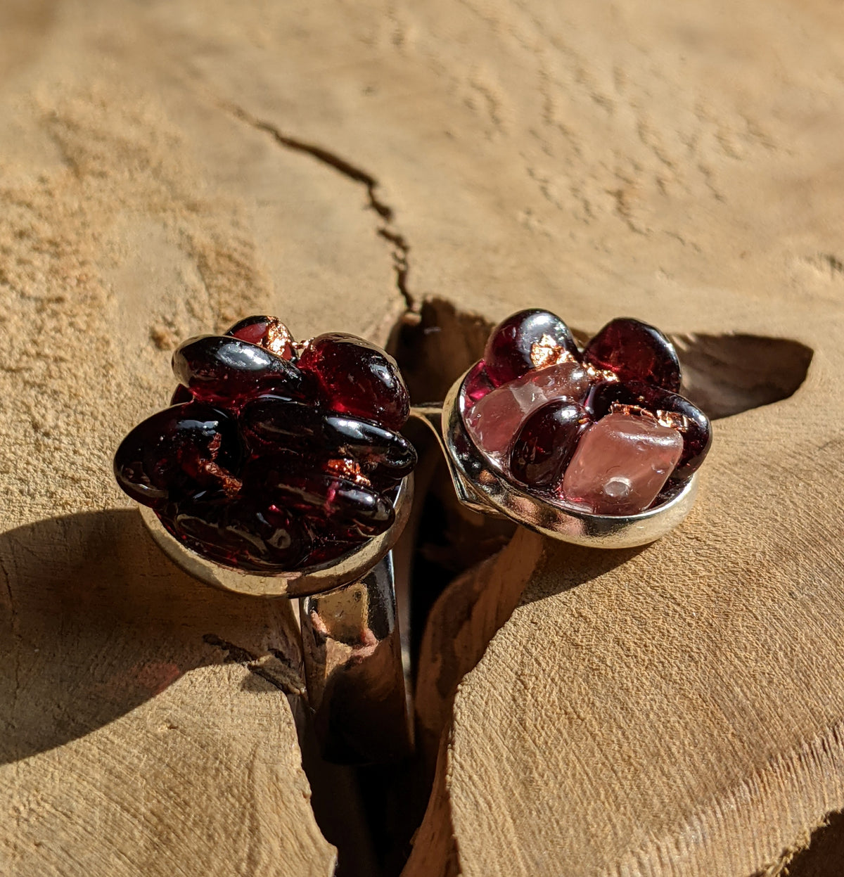 Real garnet and rose quartz ring worn on finger, Capricorn zodiac jewelry Belgium