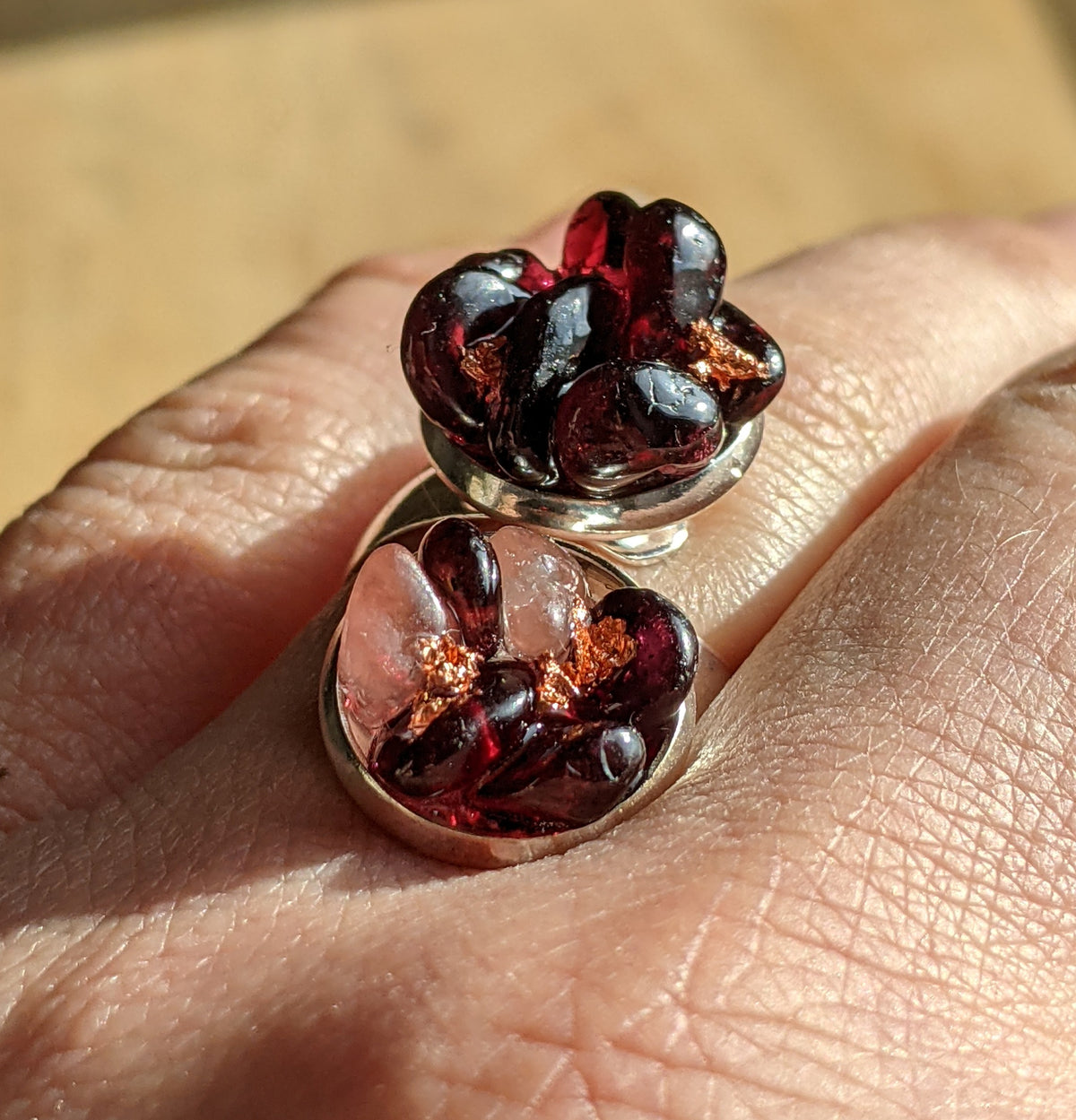 Garnet and rose quartz resin ring top view, adjustable gemstone jewelry handmade in Belgium