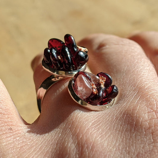 Handmade adjustable ring with real garnet and rose quartz in resin, Capricorn zodiac birthstone jewelry, EL Creations Belgium