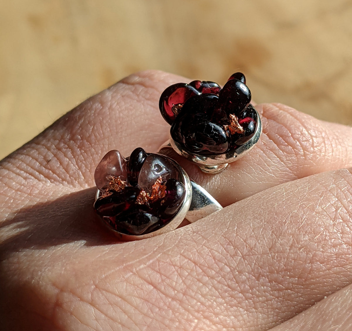 Garnet rose quartz adjustable resin ring detail, healing crystal jewelry crafted in Belgium