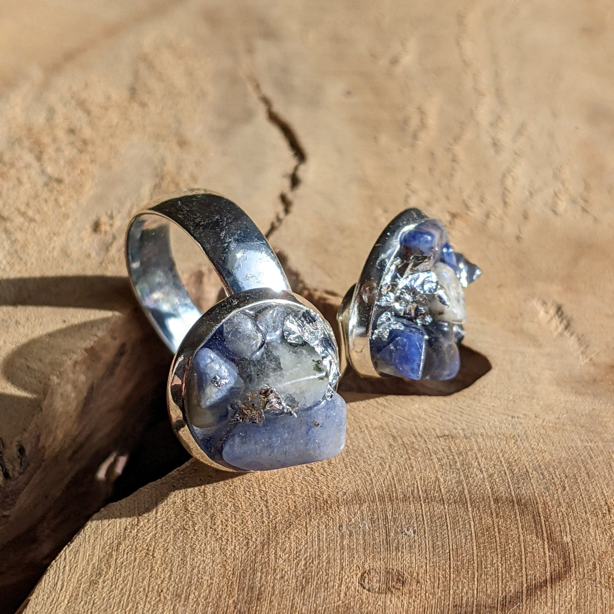 Handmade adjustable sodalite ring with real blue crystal in resin, birthstone jewelry for Virgo and Sagittarius – EL-CreationS Belgium