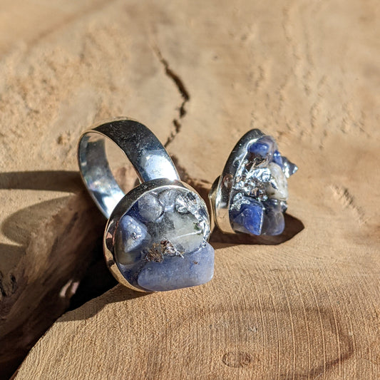 Handmade adjustable sodalite ring with real blue crystal in resin, birthstone jewelry for Virgo and Sagittarius – EL-CreationS Belgium