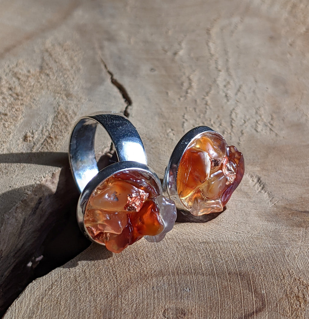 Bague ajustable en résine et paillettes de cuivre cornaline