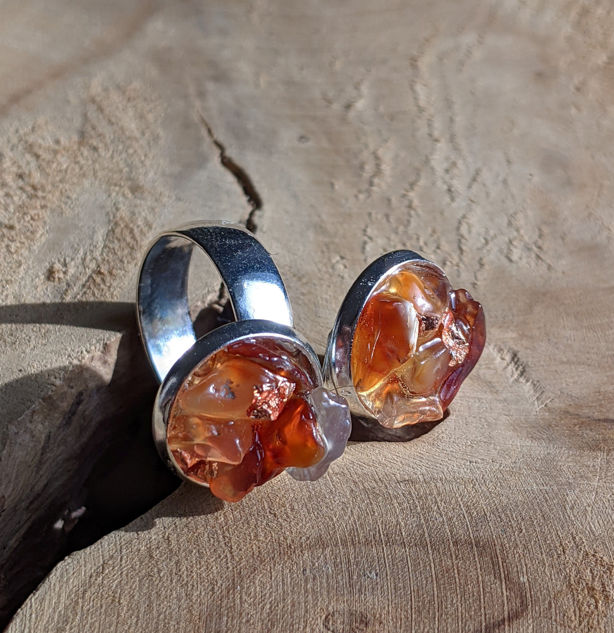 Carnelian resin ring top view – orange gemstone and copper flakes, adjustable silver band – EL-CreationS