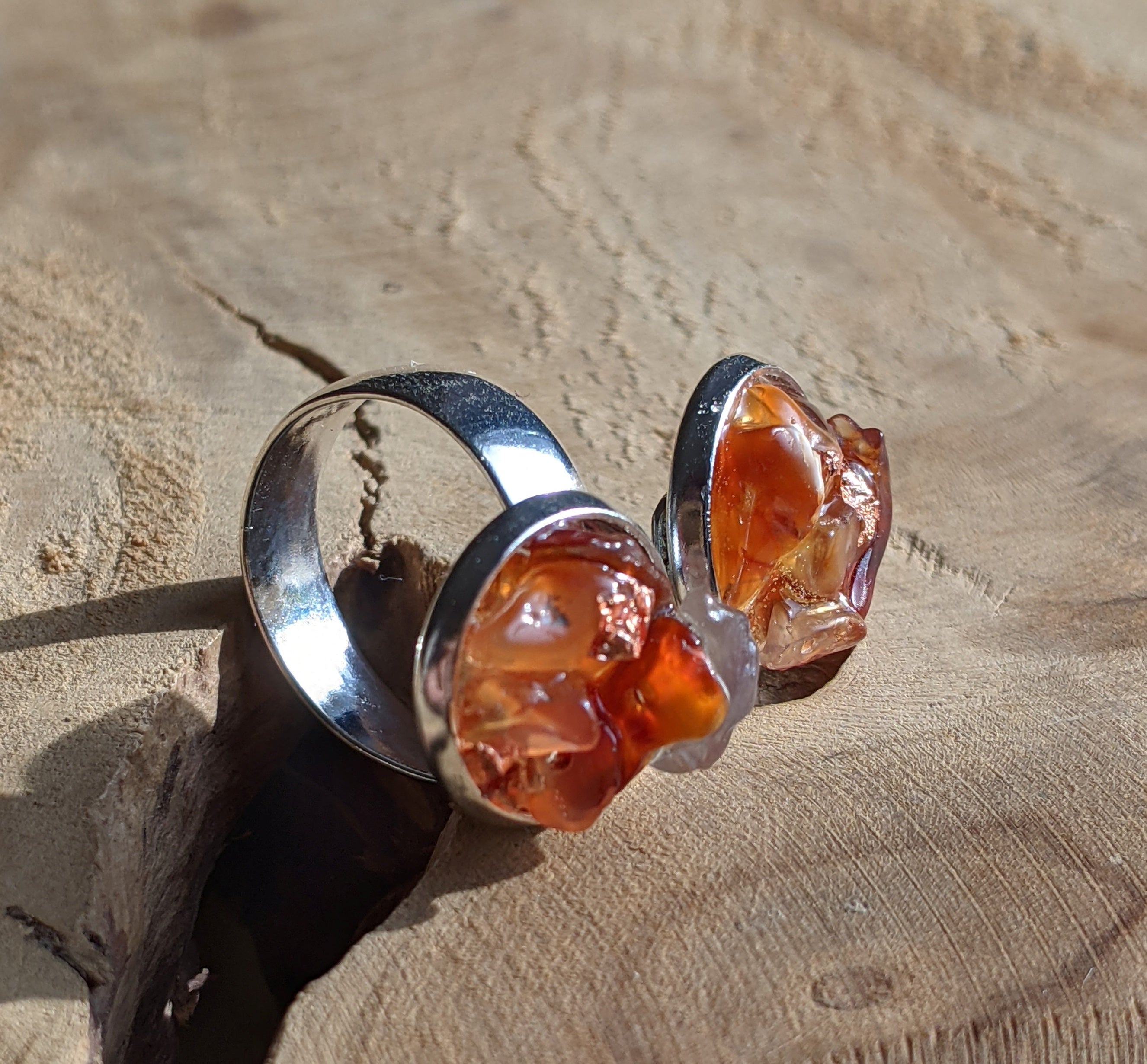 Bague ajustable en résine et paillettes de cuivre cornaline