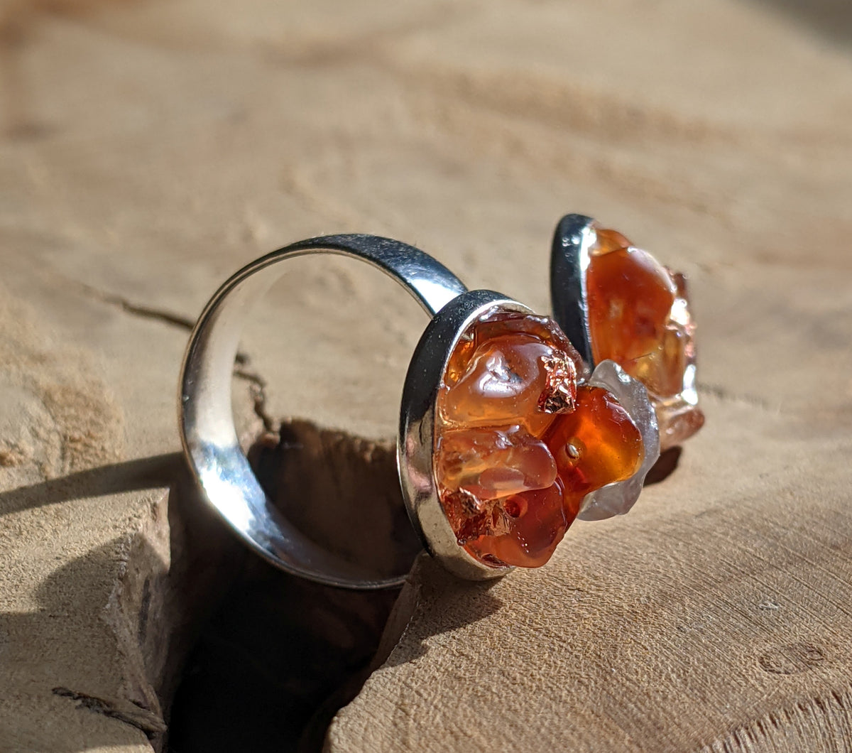 Carnelian adjustable resin ring detail – orange gemstone jewelry crafted in Belgium – EL-CreationS