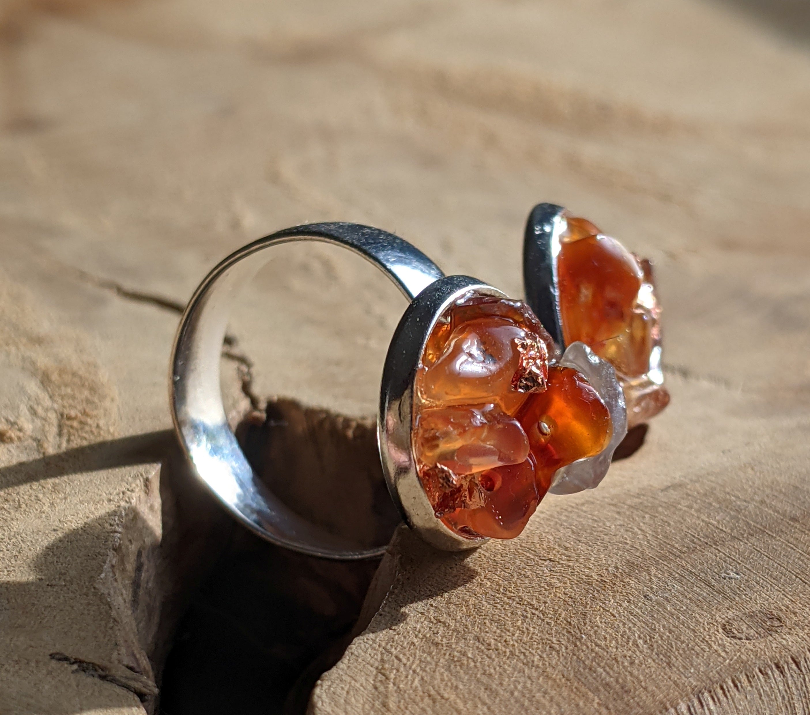 Bague ajustable en résine et paillettes de cuivre cornaline