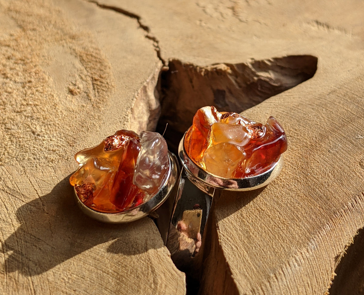 Carnelian copper flakes resin ring worn on finger – bohemian nature jewelry Belgium – EL-CreationS