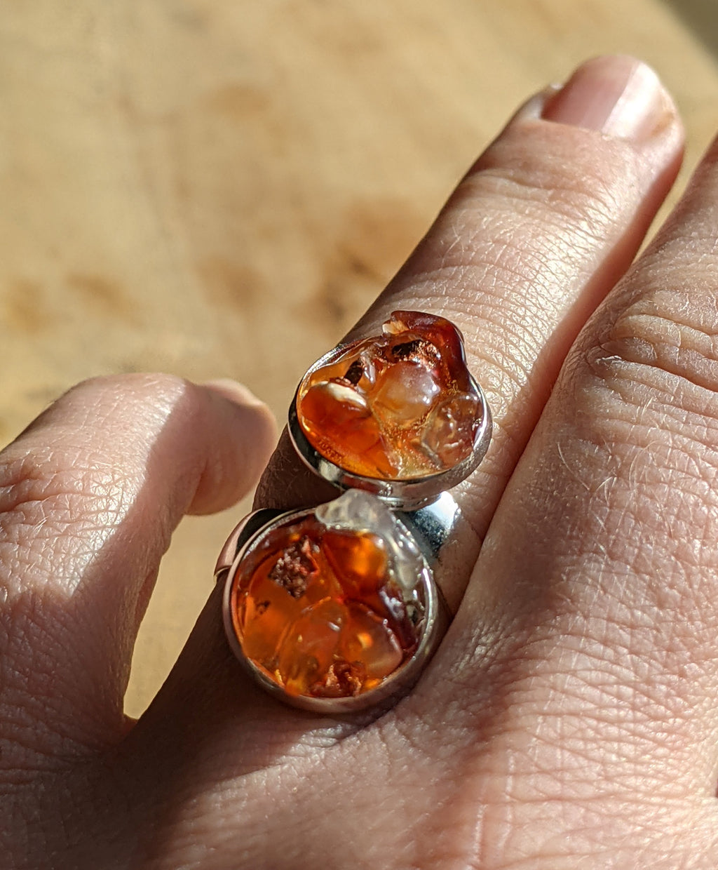 Bague ajustable en résine et paillettes de cuivre cornaline