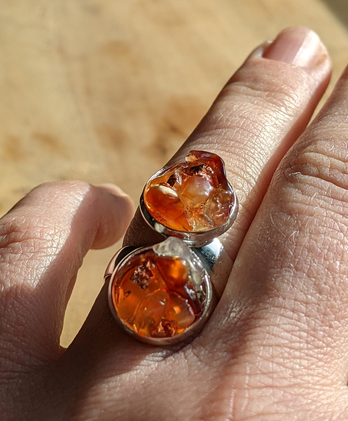 Close-up of carnelian stone and copper flakes inside clear resin ring – EL-CreationS