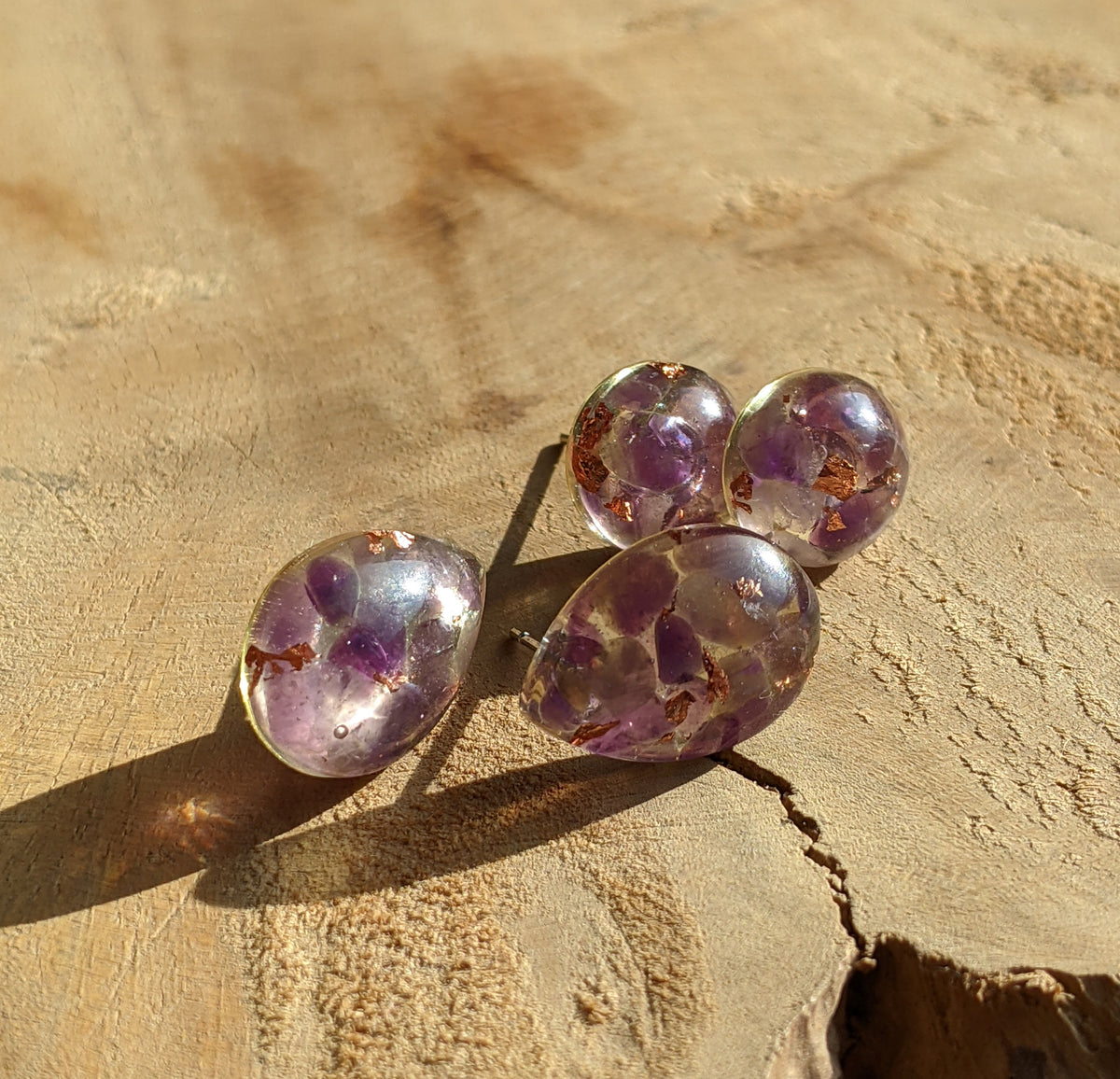 Natural amethyst and copper flake resin stud earrings top view, gemstone jewelry handmade in Belgium
