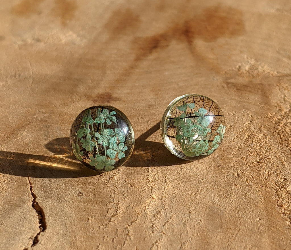 Boucles d'oreilles puces en résine turquoise, motif feuille squelette noire et fleur turquoise